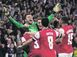 El arquero polaco de los Gunners, Lukasz Fabianksi, detuvo los dos primeros disparos del Wigan ayer en la serie de penaltis en Wembley. AP /