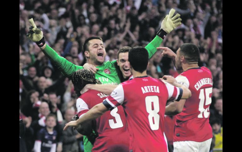 El arquero polaco de los Gunners, Lukasz Fabianksi, detuvo los dos primeros disparos del Wigan ayer en la serie de penaltis en Wembley. AP /