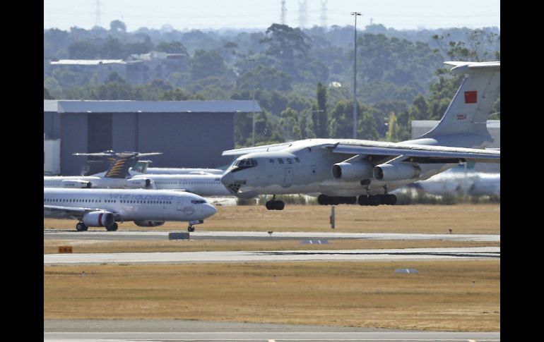 Las teorías de la desaparación del avión malasio parten desde secuestro, sabotaje o problemas entre los pasajeros a bordo. AP /