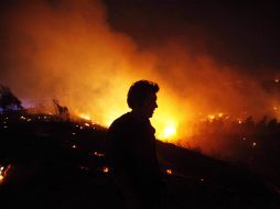 Unos 10 mil han sido evacuados y más de 500 viviendas fueron destruidas a causa de la catástrofe. AP /