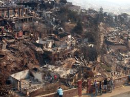 El incendio que comenzó este sábado, ha dejado al menos 500 casas destruidas. AFP /