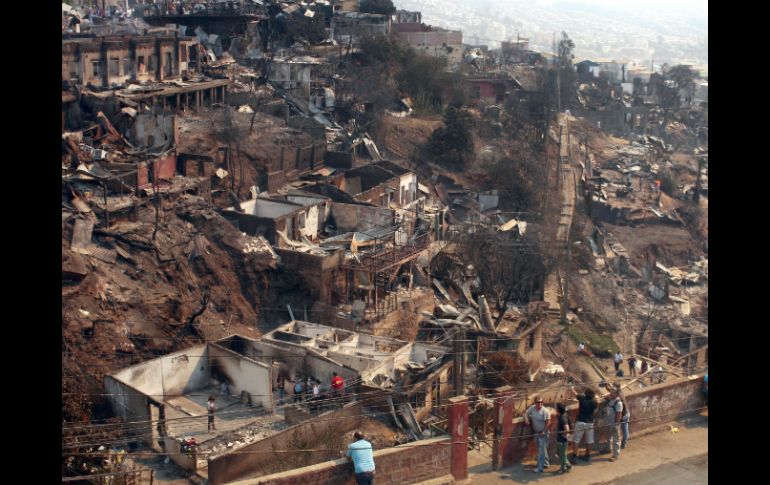 El incendio que comenzó este sábado, ha dejado al menos 500 casas destruidas. AFP /