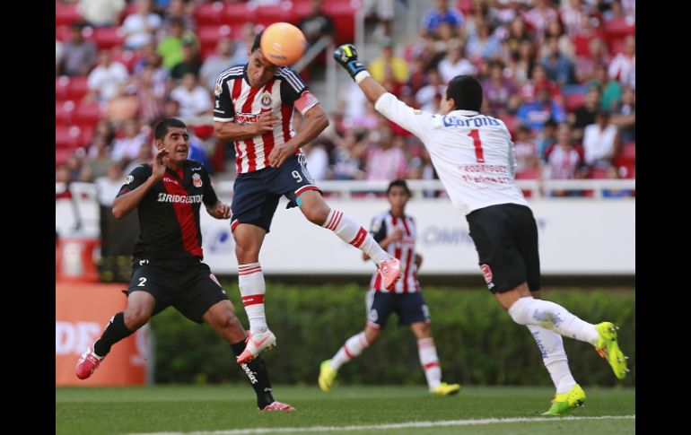 Las Chivas Rayadas del Guadalajara empataron a un gol con los Monarcas de Morelia.  /