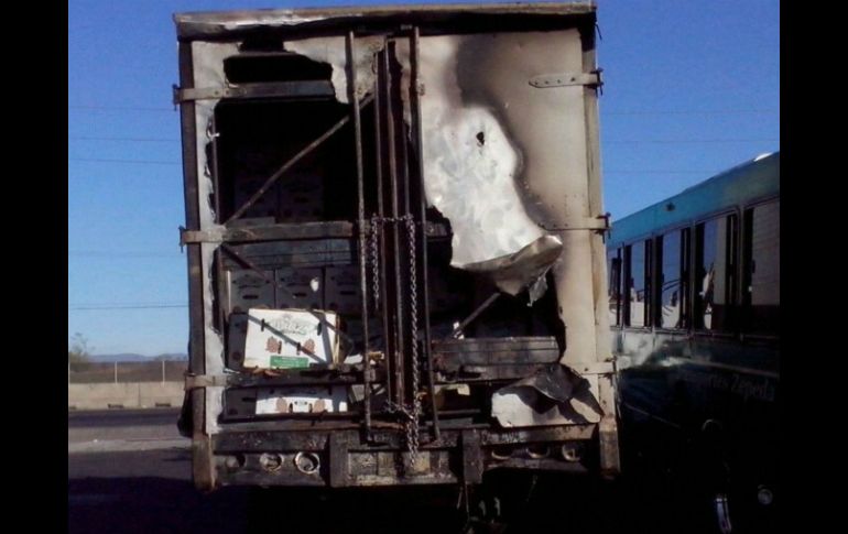 El camión de carga llevaba 26 toneladas de tamarindo, y también resultó afectado.  /