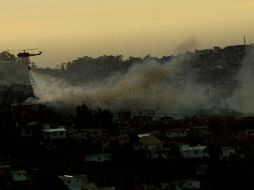 Los brigdistas siguen trabajando para poder controlar el fuego en algunas zonas de Valparaíso. AFP /