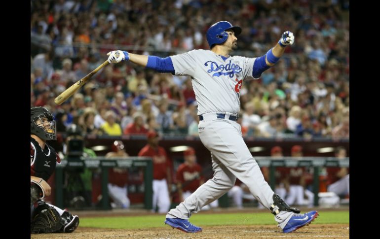 González salió encendido con el bat y logra dos carreras anotadas y tres más remolcadas. AFP /