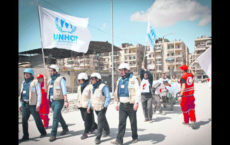 El Alto Comisionado de Derechos Humanos de la ONU camina con el equipo de ACNUR en la zona de 1.5 kilómetros en Bustan, en Alepo. EFE /