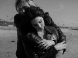 'West coast' se acompaña de un videoclip rodado  en la playa californiana de Long Beach. ESPECIAL /