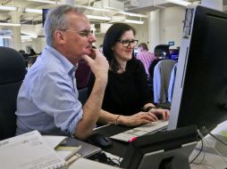 Ewan MacAskill y Laura Poitras, parte del equipo de The Guardian US que ganó el premio. AP /