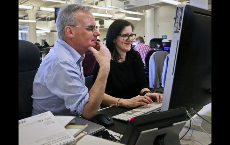 Ewan MacAskill y Laura Poitras, parte del equipo de The Guardian US que ganó el premio. AP /