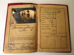 El pasaporte del dirigente nazi, Hermann Goering, es de los objetos que ya no serán subastados por la Casa Vermot de Pas. AP /