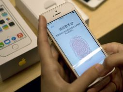 Según estudio, el iPhone es más fácil de manipular y se le escape a uno menos de las manos. AP /