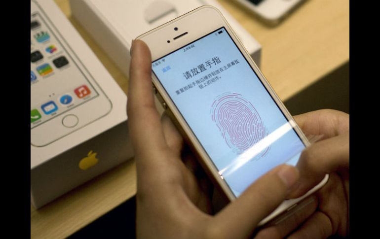 Según estudio, el iPhone es más fácil de manipular y se le escape a uno menos de las manos. AP /