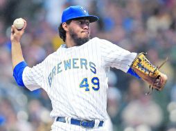 El michoacano Yovani Gallardo encabeza a la rotación de Milwaukee, quien tiene la mejor efectividad de las Mayores, con 1.80. AFP /