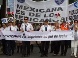 Con pancartas, lonas y mantas los trabajadores repudian la quiebra de la empresa y manifiestan que aún puede dar servicio. ARCHIVO /