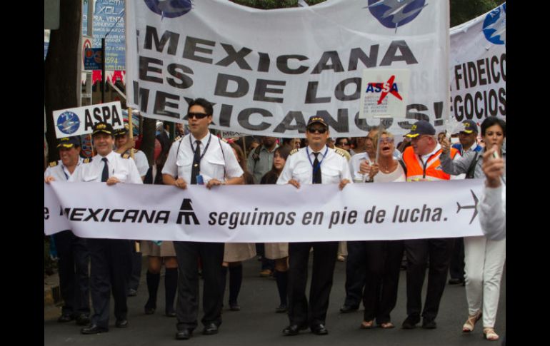 Con pancartas, lonas y mantas los trabajadores repudian la quiebra de la empresa y manifiestan que aún puede dar servicio. ARCHIVO /