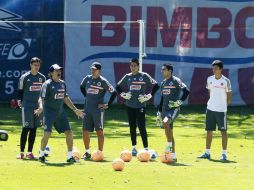 Durante el entrenamiento de Chivas, La Volpe estuvo algunos minutos llamándole la atención a los porteros.  /