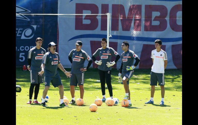 Durante el entrenamiento de Chivas, La Volpe estuvo algunos minutos llamándole la atención a los porteros.  /