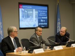 El embajador francés, Gerard Araud (c) muestra las imágenes ante el Consejo de Seguridad de la ONU. AFP /