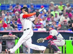 Stanton observa la bola que bateó y se convirtió en un jonrón en el primer episodio del partido, que produjo tres carreras. AFP /