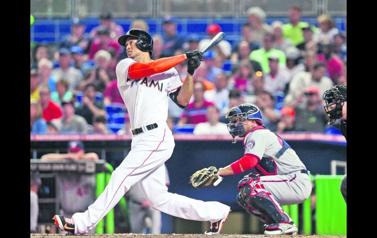 Stanton observa la bola que bateó y se convirtió en un jonrón en el primer episodio del partido, que produjo tres carreras. AFP /