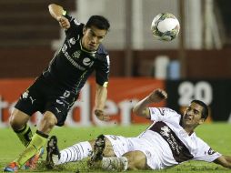 Al principio Santos se fue adelante en el marcador, posteriormente Lanús empató y anotando otro gol, dio el gane para los pampero. AP /