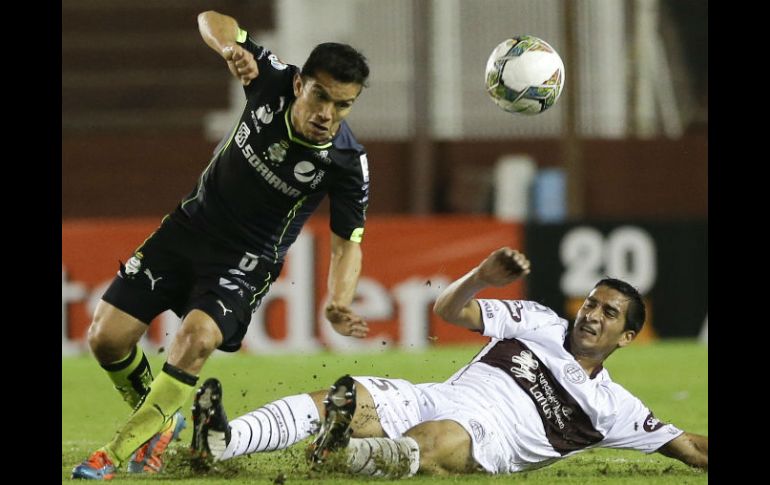 Al principio Santos se fue adelante en el marcador, posteriormente Lanús empató y anotando otro gol, dio el gane para los pampero. AP /