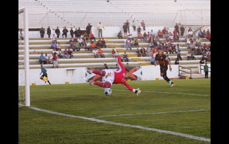 El portero de Leones Negros pudo evitar cuando menos un par de goles más del cuadro de Oaxaca.. ESPECIAL /