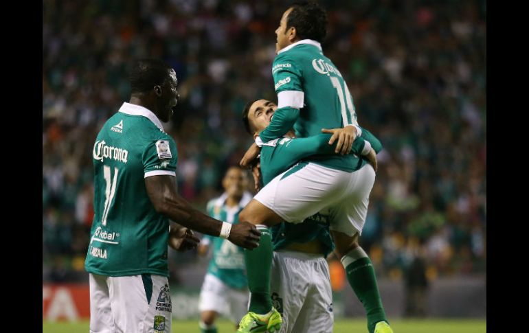 Los jugadores de León celebran una de las anotaciones. EFE /