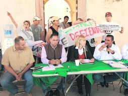 Habitantes de 'Temaca' y activistas que los apoyan irrumpieron en la reunión que sostuvieron cinco secretarías del Gobierno de Jalisco.  /