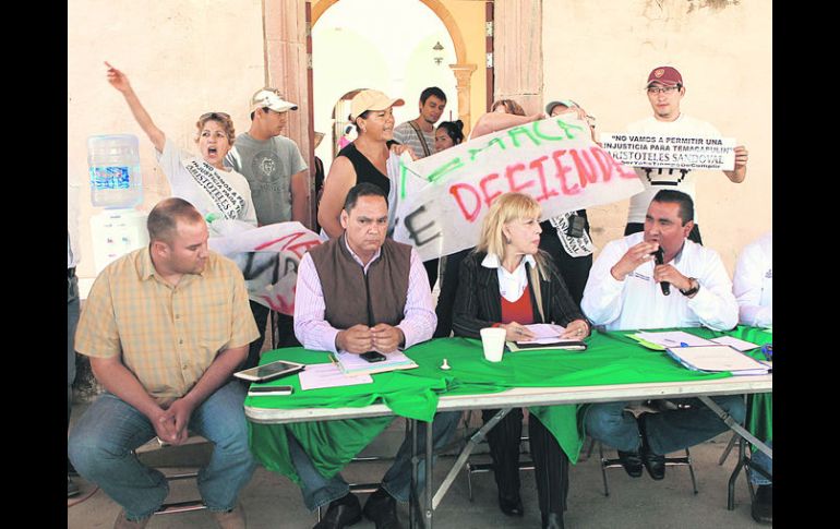 Habitantes de 'Temaca' y activistas que los apoyan irrumpieron en la reunión que sostuvieron cinco secretarías del Gobierno de Jalisco.  /