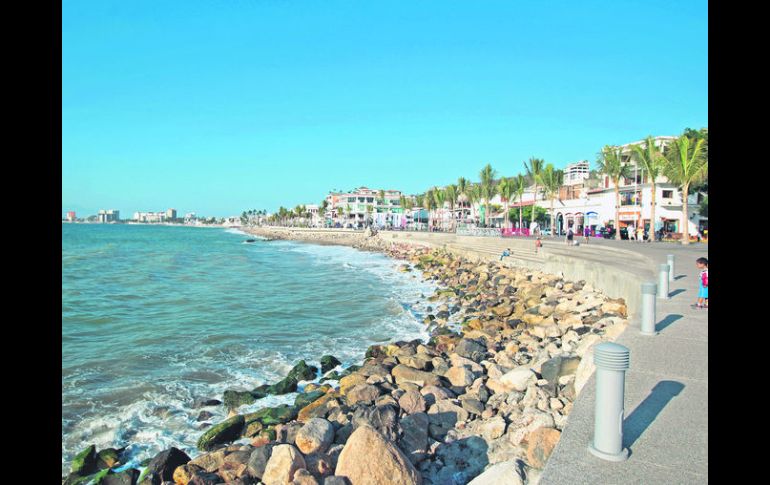 Puerto Vallarta. Una de las playas que cumple con la norma de limpieza de la Semarnat.  /