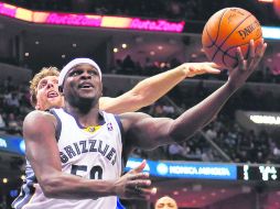 Los aniquila. Zach Randolph encestó 27 puntos para la causa de los Grizzlies, que se quedaron con el séptimo lugar del Oeste. AP /