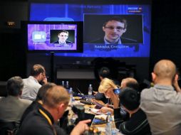 Edward Snowden reapare en la televisión rusa para hacer una pregunta a Vladimir Putin sobre las escuchas de comunicaciones privadas. EFE /