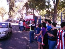 Más de 100 aficionados se dieron cita en la práctica de Chivas, ya que se enfrentarán este domingo ante los Pumas.  /