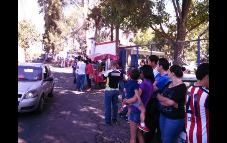 Más de 100 aficionados se dieron cita en la práctica de Chivas, ya que se enfrentarán este domingo ante los Pumas.  /