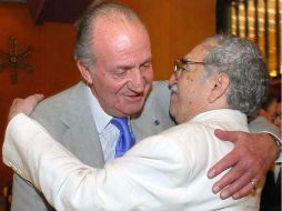 En la imagen, el colombiano Gabriel García Márquez y el rey de España, Juan Carlos. AP /