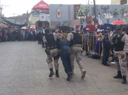 Los policías de Tlaquepaque retiran al detenido.  /