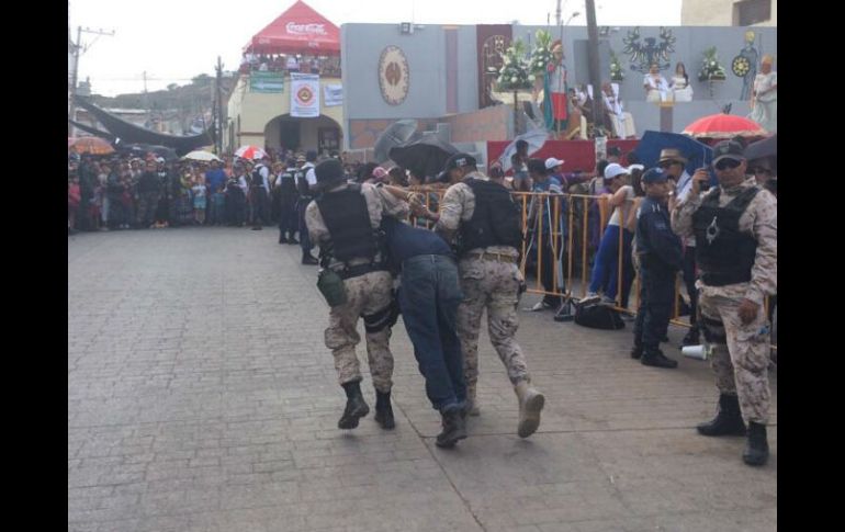 Los policías de Tlaquepaque retiran al detenido.  /