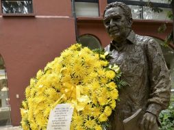 Flores amarillas adornan una estatua en Bogotá del ganador del premio Nobel de Literatura, Gabriel García Márquez. AP /