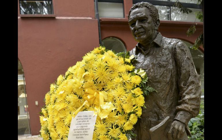 Flores amarillas adornan una estatua en Bogotá del ganador del premio Nobel de Literatura, Gabriel García Márquez. AP /