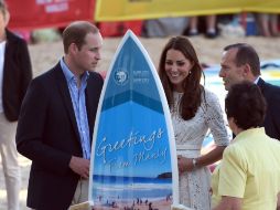 La pareja real no se quitó los zapatos en la playa, por lo cual fue muy comentado en la prensa. AFP /