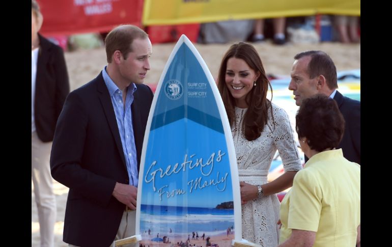 La pareja real no se quitó los zapatos en la playa, por lo cual fue muy comentado en la prensa. AFP /