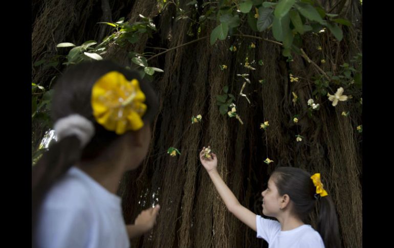 Niñas juegan en el jardín de la casa donde nació García Márquez. Los colombianos quieren hacer su propio homenaje al escritor.  /