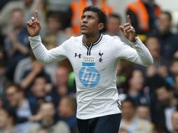 Paulinho pone por delante a los Spurs en el minuto 35. AP /