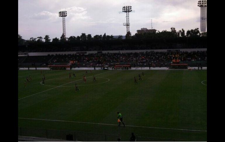 La parte poniente de la tribuna del 3 de Marzo era la única que lucía con algunos aficionados.  /