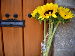 Flores amarillas de diversas especies, llevan a casa de 'Gabo' por parte de sus lectores y admiradores. AFP /