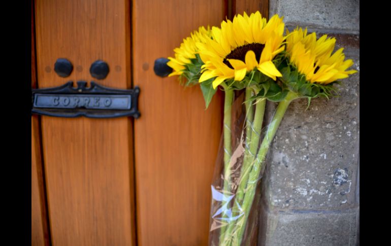 Flores amarillas de diversas especies, llevan a casa de 'Gabo' por parte de sus lectores y admiradores. AFP /