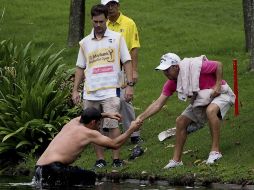 'Corrí como un loco', dice el golfista que obedeció los consejos de sus compañeros y se metió al agua. AP /