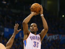 Kevin Durant anotó 33 puntos, capturó ocho rebotes y repartió siete asistencias. AFP /